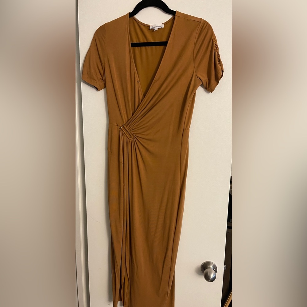Beautiful Carmel color mid-length dress size M, stretchy and comfortable